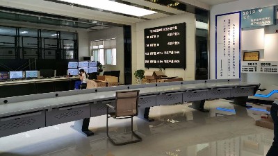 為云南磷化集團定制的弧形監(jiān)控操作臺交付