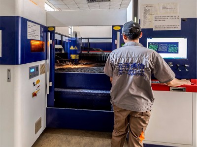昆明云茂通信新購大型數控折彎機和激光切割機調試完畢正式上崗